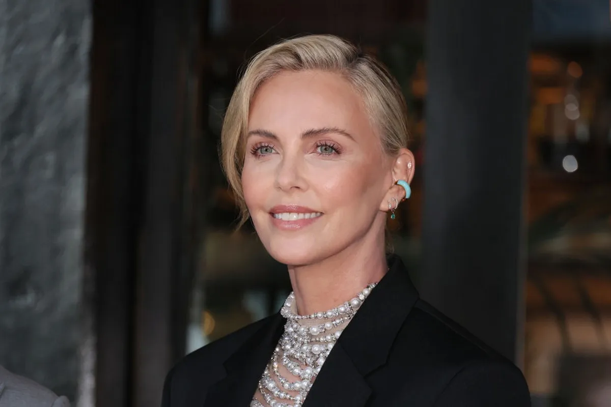 Charlize Theron: she chose one of the biggest trends of the season in her manicure