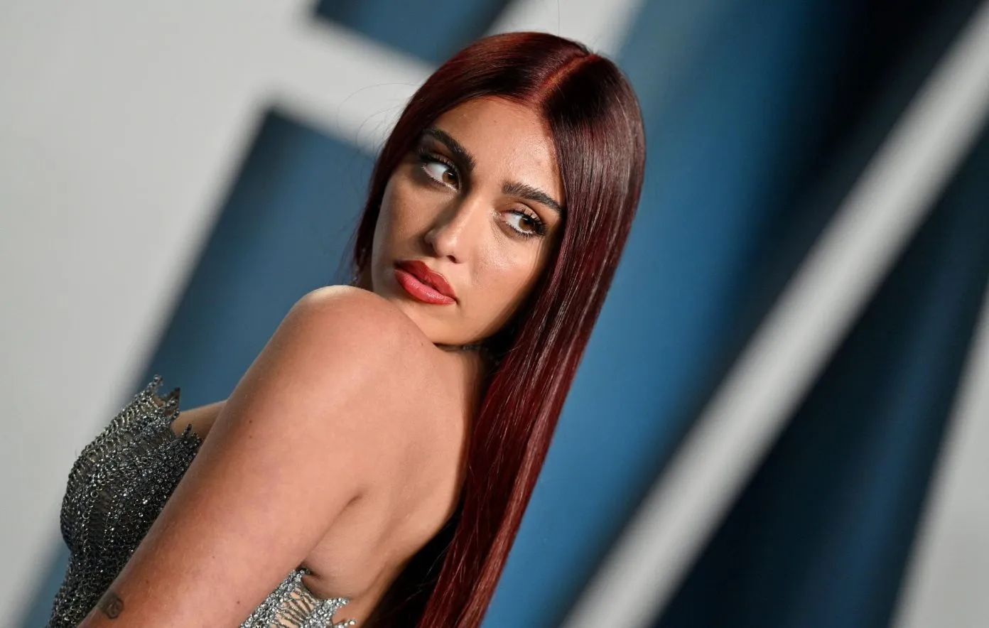 See how Lourdes Leon, Madonna's daughter, performs as Lolahol at the Madrid Festival