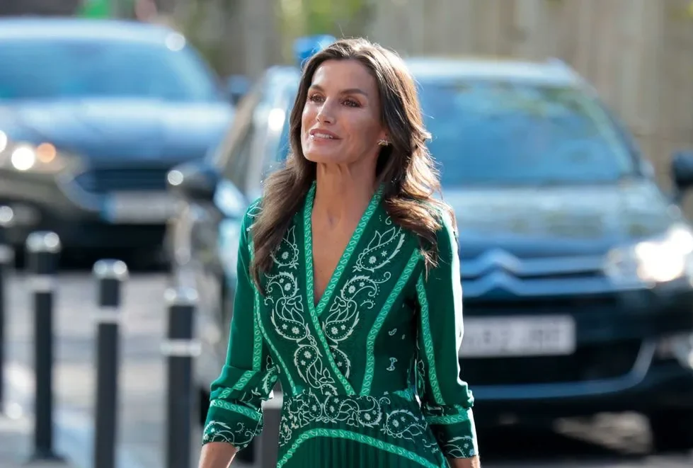 The details of the dress that Letizia wore the most: by Sandro and with Paisley print